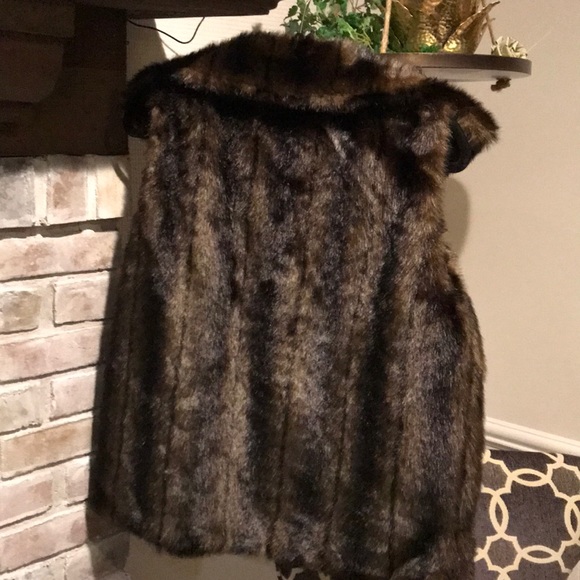 Faux fur vest w tags -great Christmas gift! - Picture 2 of 4
